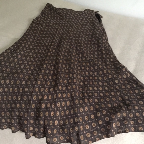 Maxi ‘morticia’ style silk flared skirt. - Picture 3 of 4